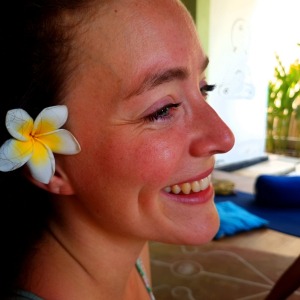 Yoga students connecting and sharing community during Akira Yoga 200-hour teacher training 2026 at The Yoga Garden Nusa Lembongan