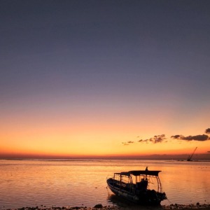 students enjoying nusa lembonga sunsets 2026