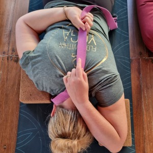 Students learning about Qi and organ meridians in Yin Yoga & Chinese Medicine teacher training 2026 in Bali