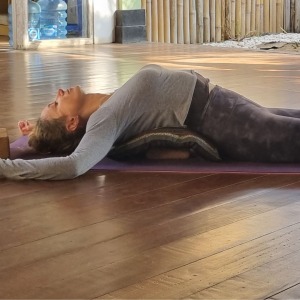 student-demonstrating-a-heart-meridian-variation-in-our-yin-yoga-teacher-training-50-hour-program-in-bali.