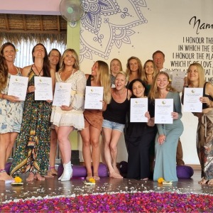 students-receiving-their-certificates-in-our-yin-yoga-teacher-training-50-hour-program-in-bali.