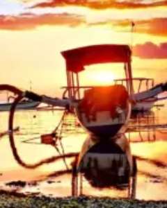 Sunset over the ocean on Nusa Lembongan, reflecting the slower rhythm surrounding island-based yoga retreats and trainings