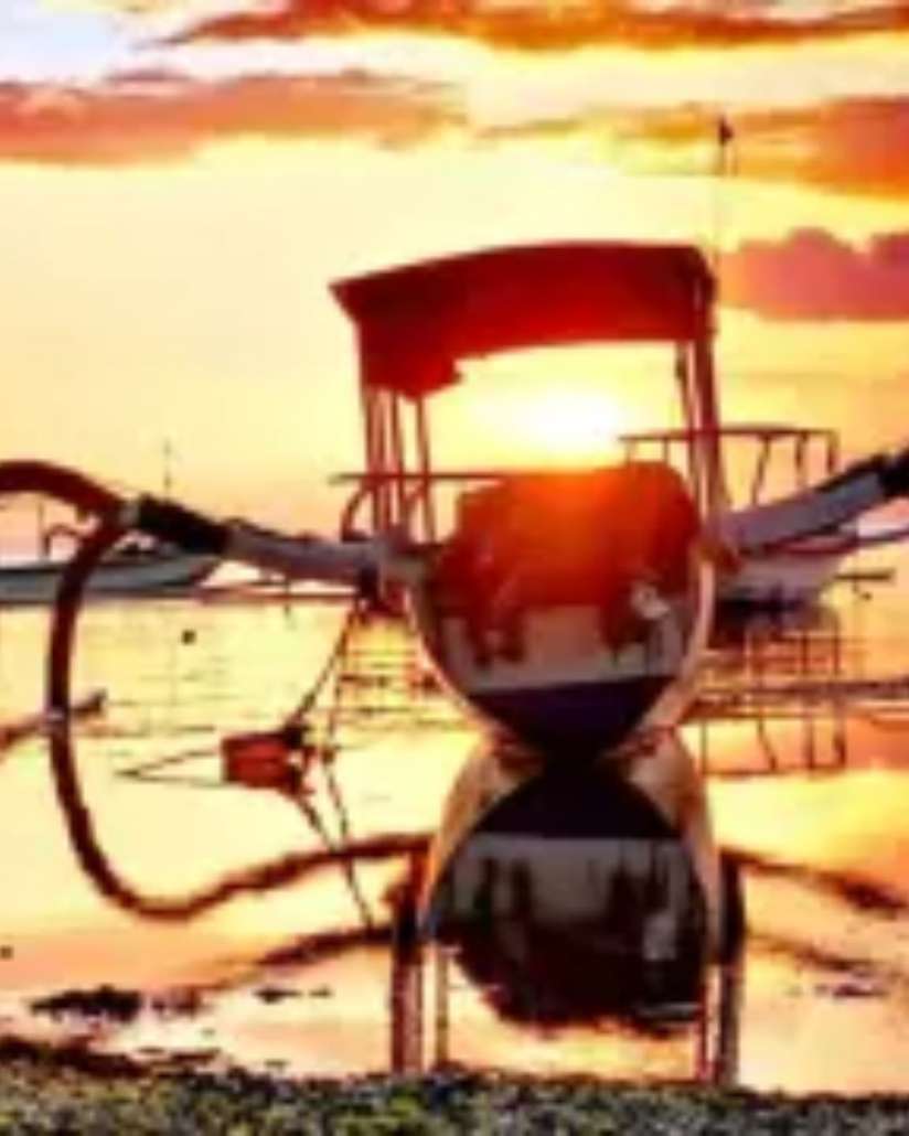 Sunset over the ocean on Nusa Lembongan, reflecting the slower rhythm surrounding island-based yoga retreats and trainings